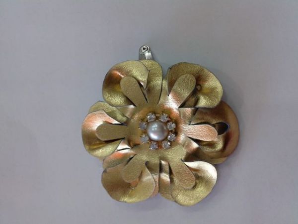 FLOR PARA OS CABELOS DOURADO